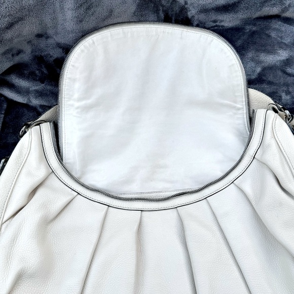 Stunning GUCCI Ivory Pebbled Calfskin Icon Bit Medium Shoulder Bag (EUC) - Picture 5 of 15